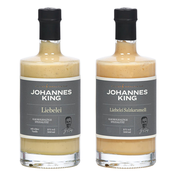 Zwei Flaschen Sylter Manufaktur Johannes King Liebelei-Duo, ein alkoholisches Getränk mit Sanddorn, nebeneinander vor einem weißen Hintergrund präsentiert.