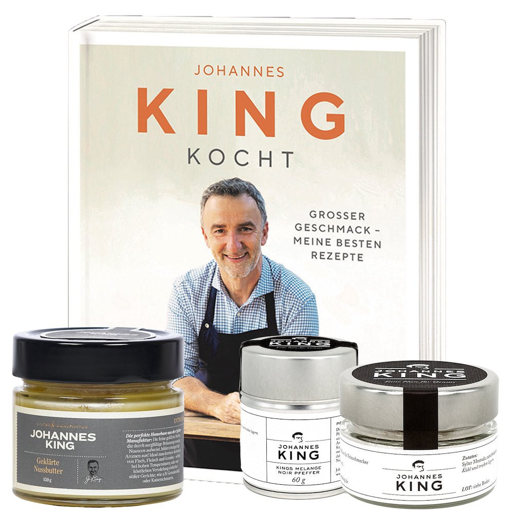 Ein Kochbuch mit dem Titel „Johannes King kocht“ sowie zwei Gläser mit kulinarischen Produkten von Für Gourmet-Mamis. Auf dem Cover ist ein lächelnder Mann zu sehen, der eine Kochschürze trägt.