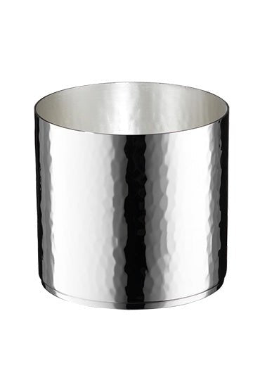Ein zylindrischer, reflektierender Robbe & Berking Whiskybecher Martelé-Serviettenhalter aus Metall auf weißem Hintergrund.