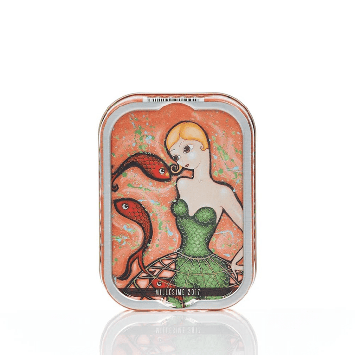 Dekorative Dose mit illustriertem Design einer rothaarigen Frau in einem grünen Kleid mit abstrakten Mustern und Jahrgangssardinen 2017 in Olivenöl (Lulu) von Maître Philippe.