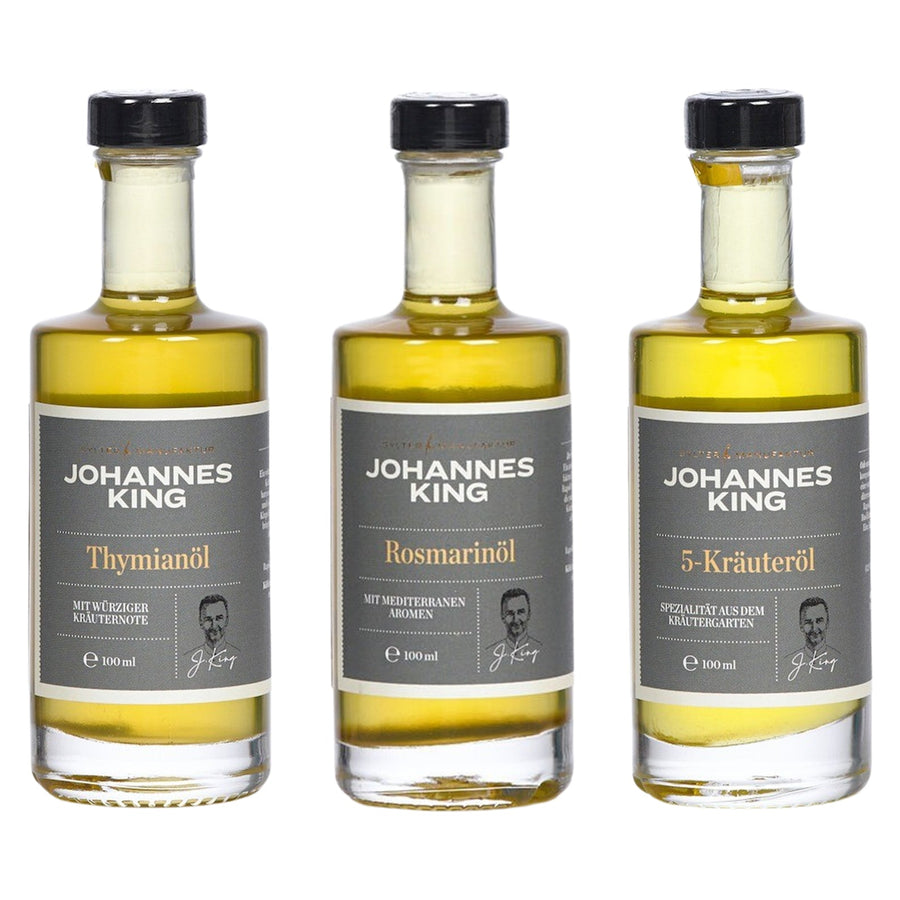 Drei Flaschen Aromaöl-Trio *Kräuter* der Sylter Manufaktur Johannes King, von links nach rechts: Thymianöl, Rosmarinöl und ein Fünf-Kräuter-Öl, jeweils in einer 100-ml-Flasche.