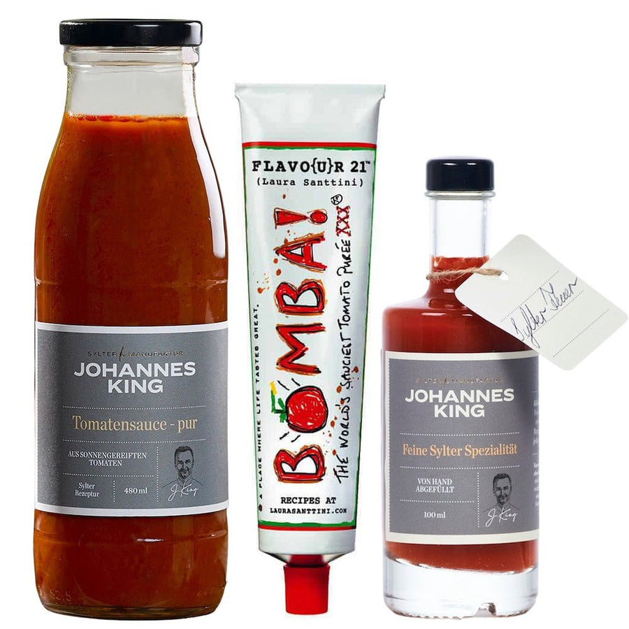 Drei Behälter Tomaten-Trio, darunter ein Glas reine Tomatensauce, eine Tube konzentriertes Tomatenmark und eine Flasche Tomatenketchup-Spezialität, alle gebrandet mit der Sylter Manufaktur Johannes King.