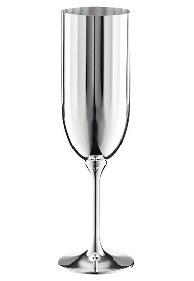 Ein glänzend versilberter Robbe & Berking Champagnerkelch Belvedere isoliert auf weißem Hintergrund.