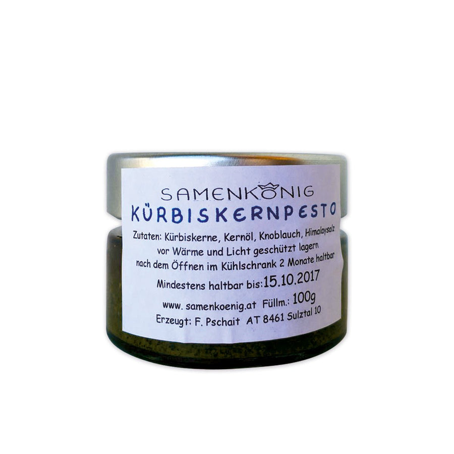 Ein Glas Samenkönig Steirisches Kürbiskernpesto mit Knoblauch auf weißem Hintergrund.