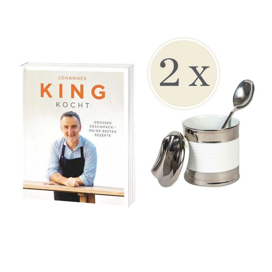 Ein *kleines* Johannes Kings Kochbuch-Set von Sylter Manufaktur mit dem Titel „Johannes King kocht“ neben einem Set aus zwei gestapelten Espressotassen mit Löffel, dargestellt als 2-teiliges Set.