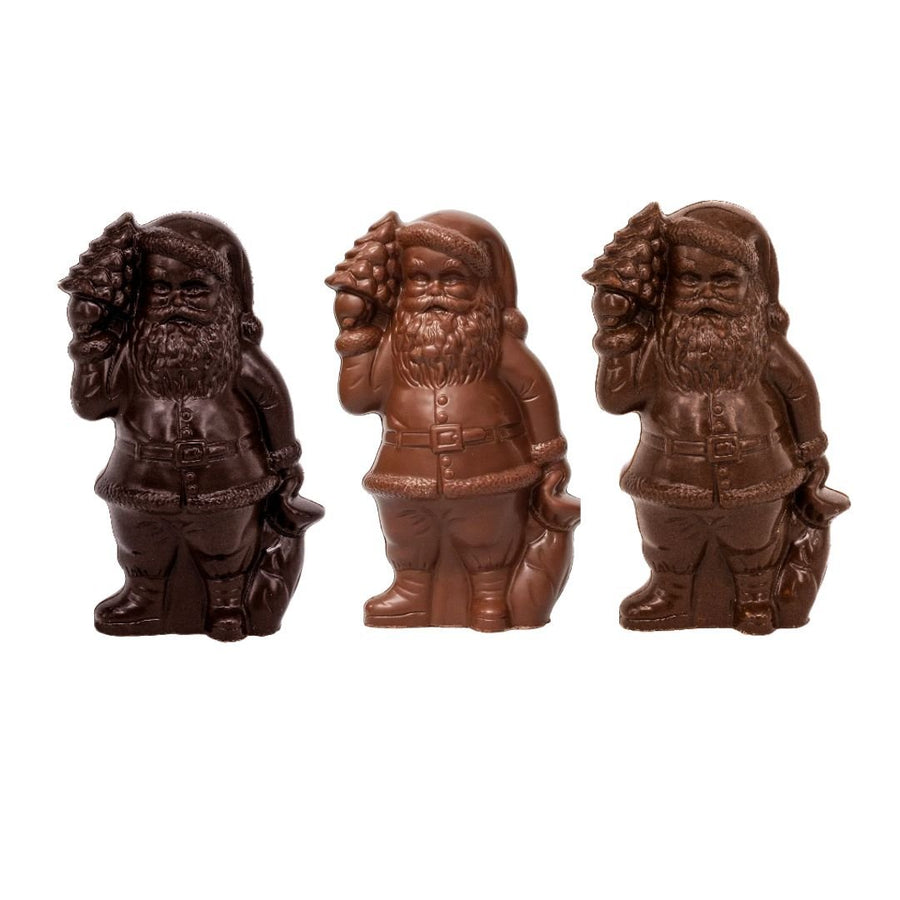 Drei Schokoladenfiguren mit der Darstellung der "Nichts sehen, nichts hören, nichts sagen"-Affen, stilisiert als Weihnachtsmann-Trio, isoliert auf weißem Hintergrund von der Sylter Manufaktur.