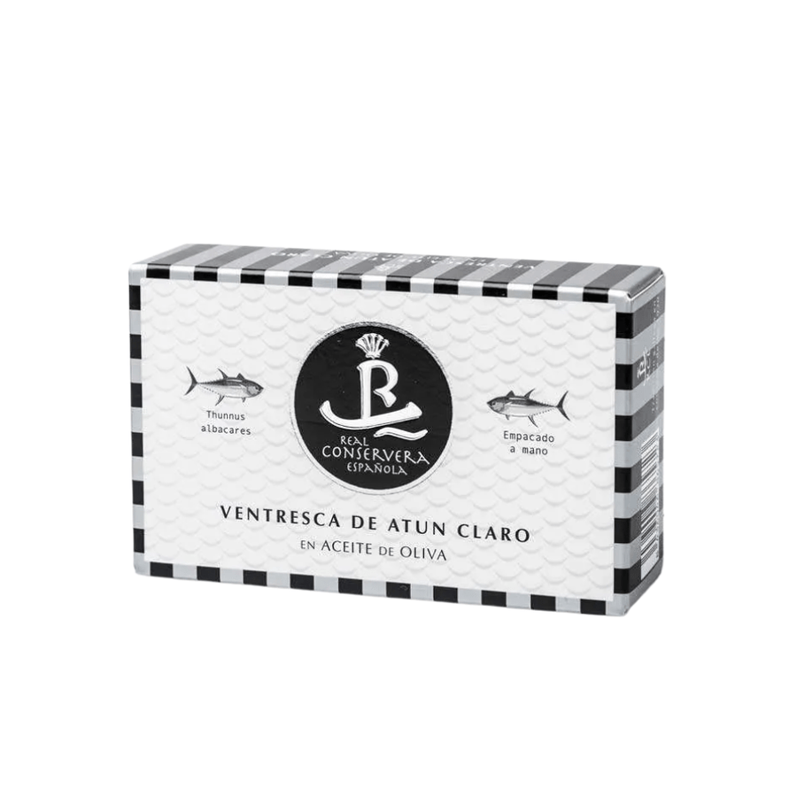 Eine Dose „Thunfisch Bauchfilet in Olivenöl“ von Real Conserva Espanola, mit schwarz-weißer Verpackung mit Produkt- und Markeninformationen.