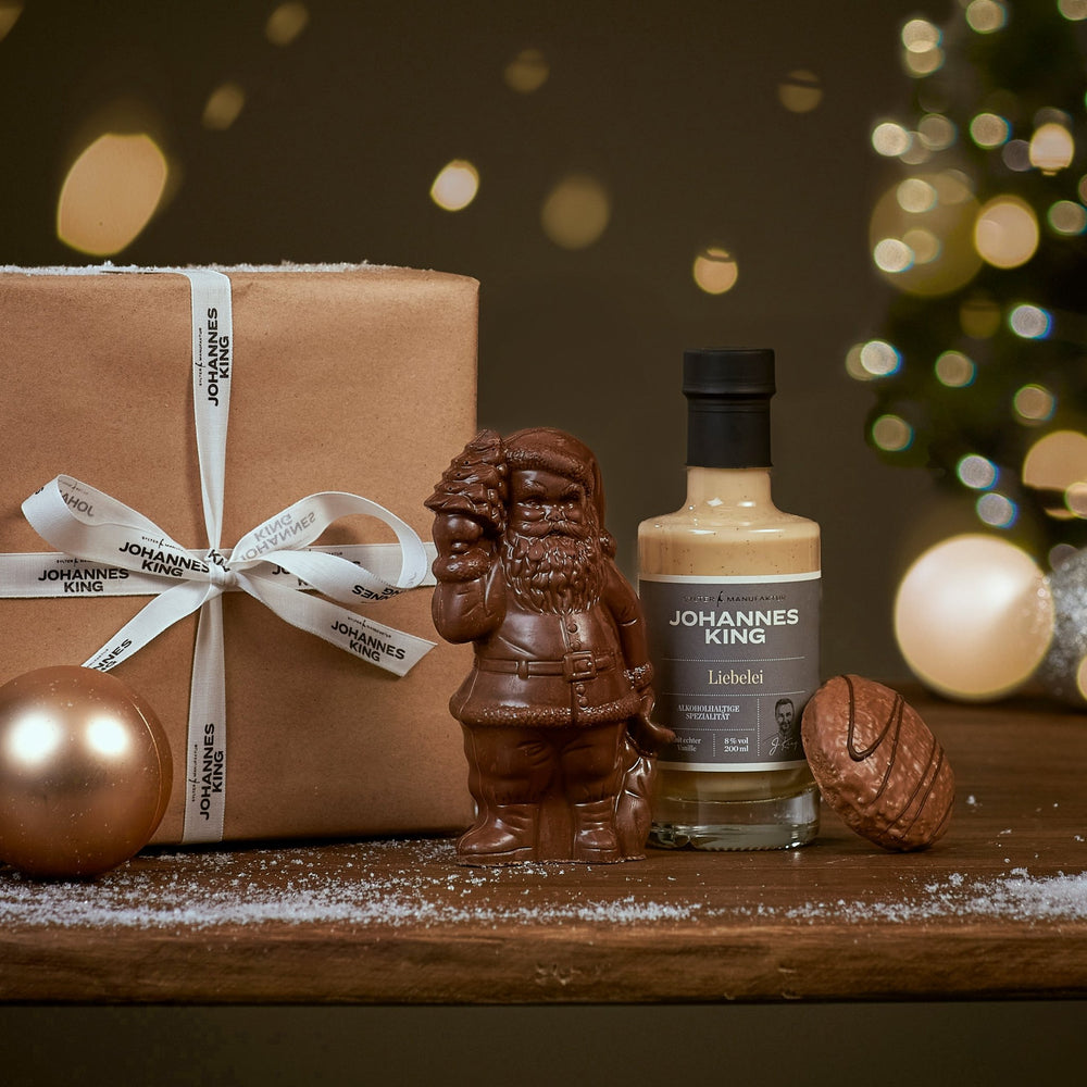 Eine Geschenkbox und eine Weihnachts-Trio mit Liebelei klein Schokoladenfigur von der Sylter Manufaktur.