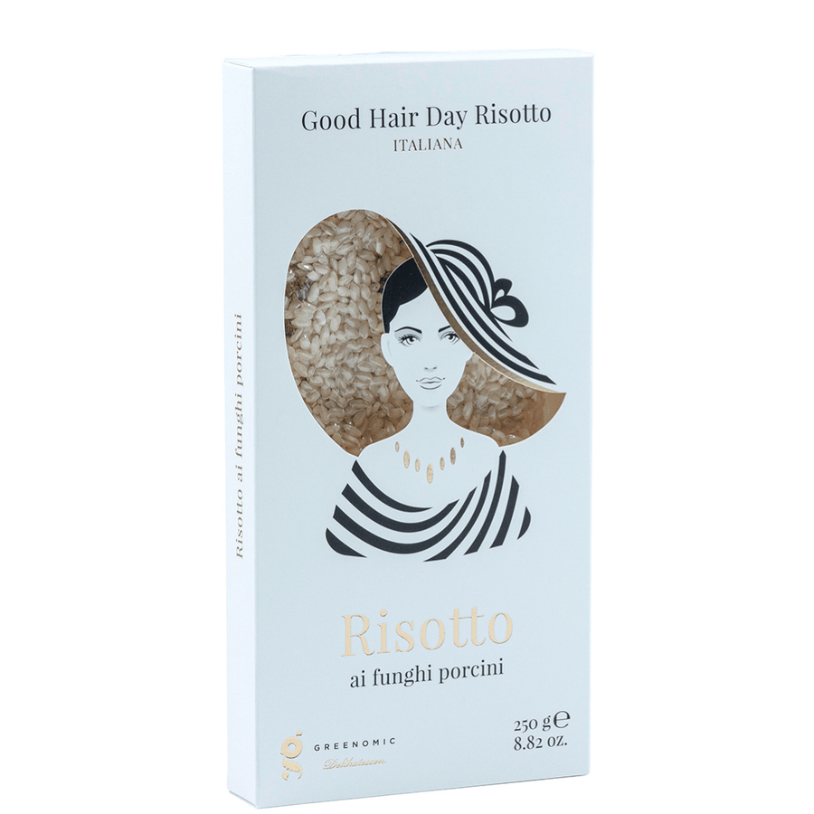 Eine Schachtel Greenomic Steinpilz-Risotto mit einer Abbildung des Gesichts einer Frau, deren Haare durch ein Bild von Reis ersetzt sind, was darauf hinweist, dass es sich bei dem Produkt um Risotto handelt, das Spaß macht.
