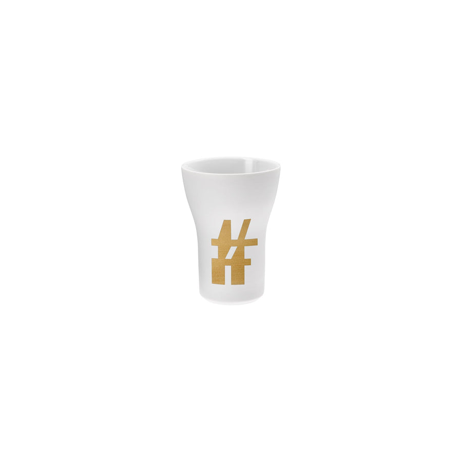 Ein weißer Hering Berlin Becher, groß aus Keramik # Letter Cups Special Characters # mit einem goldfarbenen Hashtag-Symbol auf der Vorderseite.