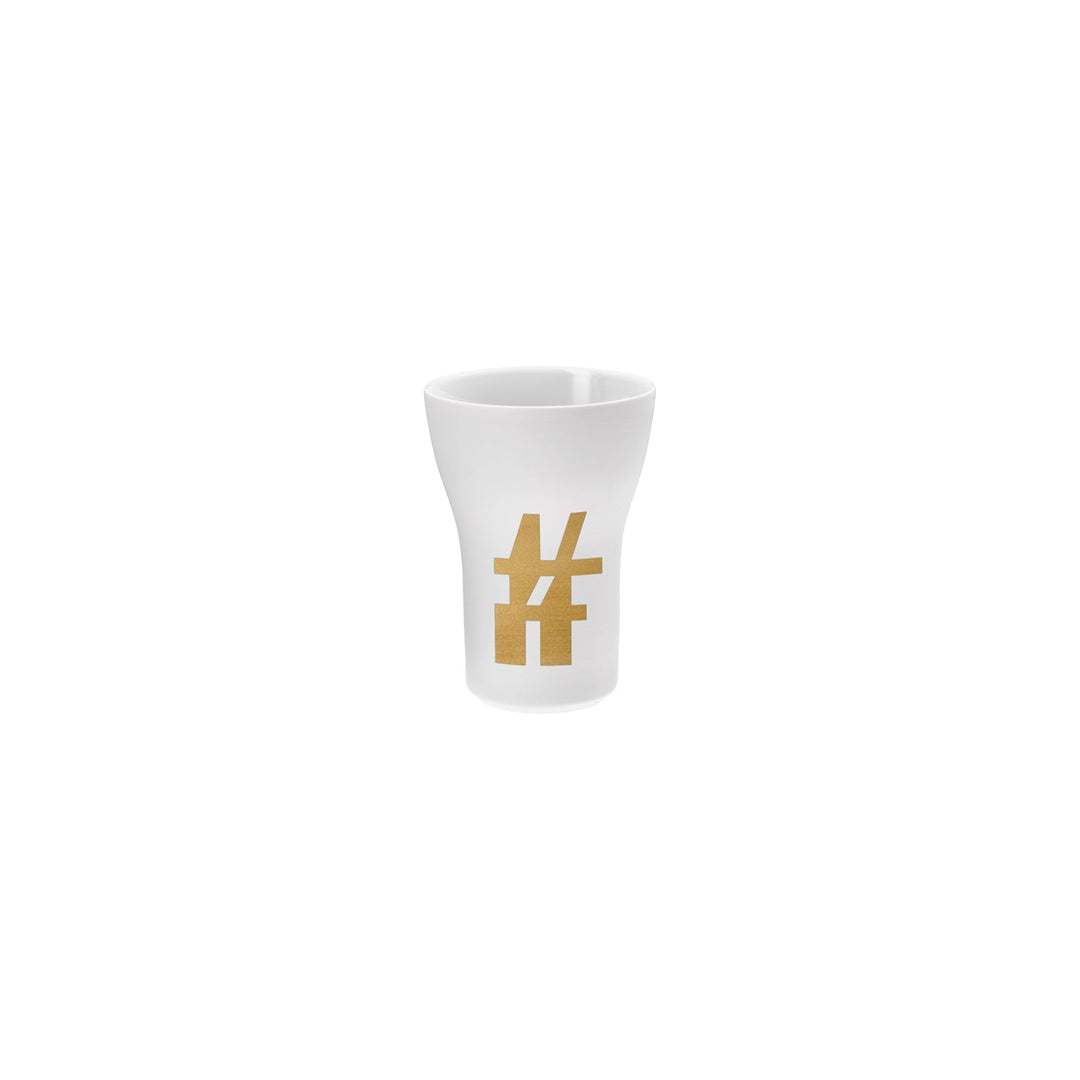 Ein weißer Hering Berlin Becher, groß aus Keramik # Letter Cups Special Characters # mit einem goldfarbenen Hashtag-Symbol auf der Vorderseite.