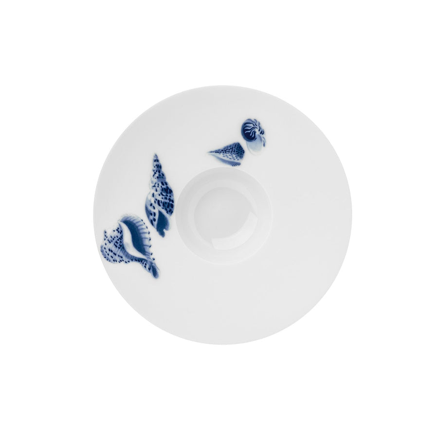 Eine weiße Keramikuntertasse mit blauen Ornamentmustern und einer zentralen Vertiefung für die Platzierung einer Tasse.
Hering Berlin Unterteller für Form 203, Amuse Bouche Ocean Muscheln