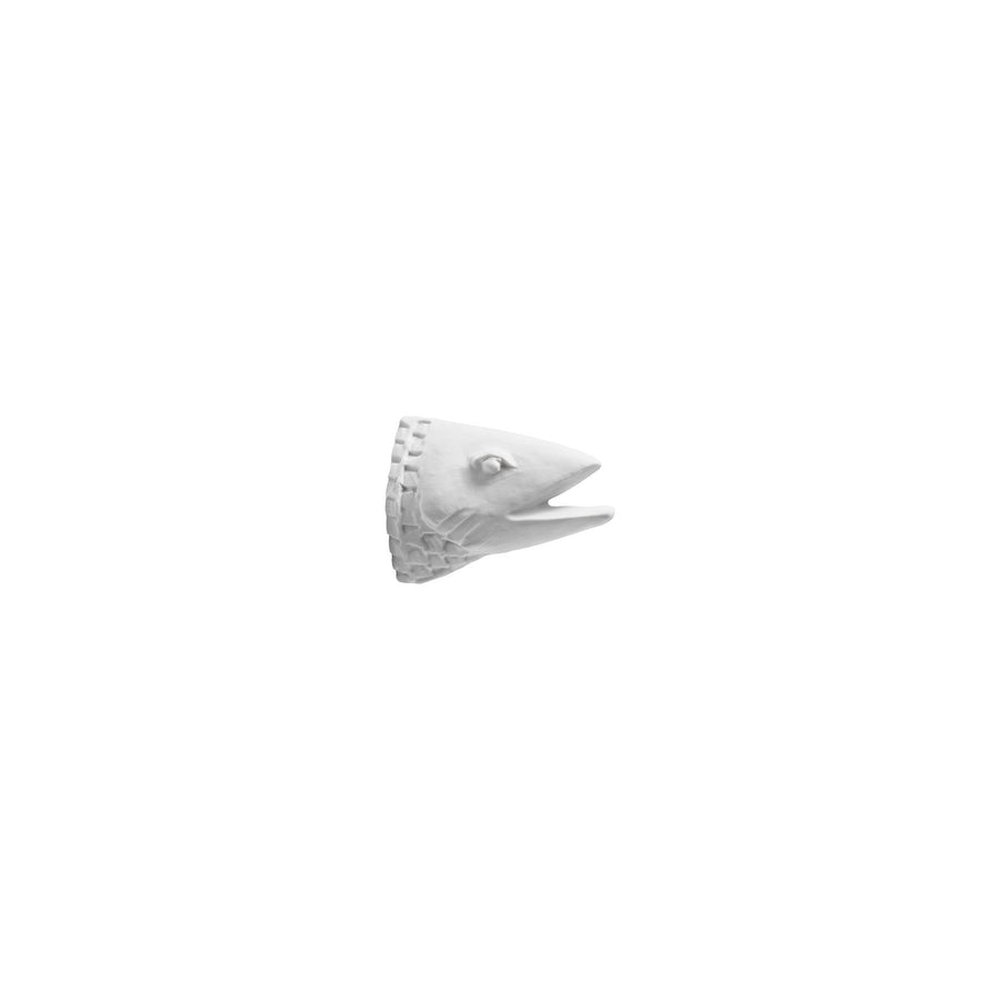 Ein monochromatisches Bild eines Hering Berlin kleiner Fischkopf Velvet, der möglicherweise einem Hund ähnelt, vor einem weißen Hintergrund.