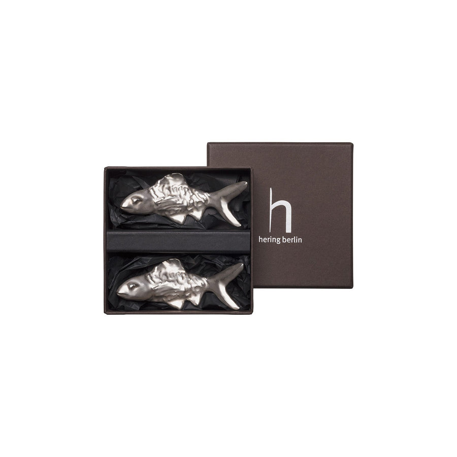 Ein Paar Hering Berlin 2 Silberheringe, präsentiert in einer eleganten schwarzen Box mit dunkelbraunem Deckel und dem Logo „Hering Berlin“.