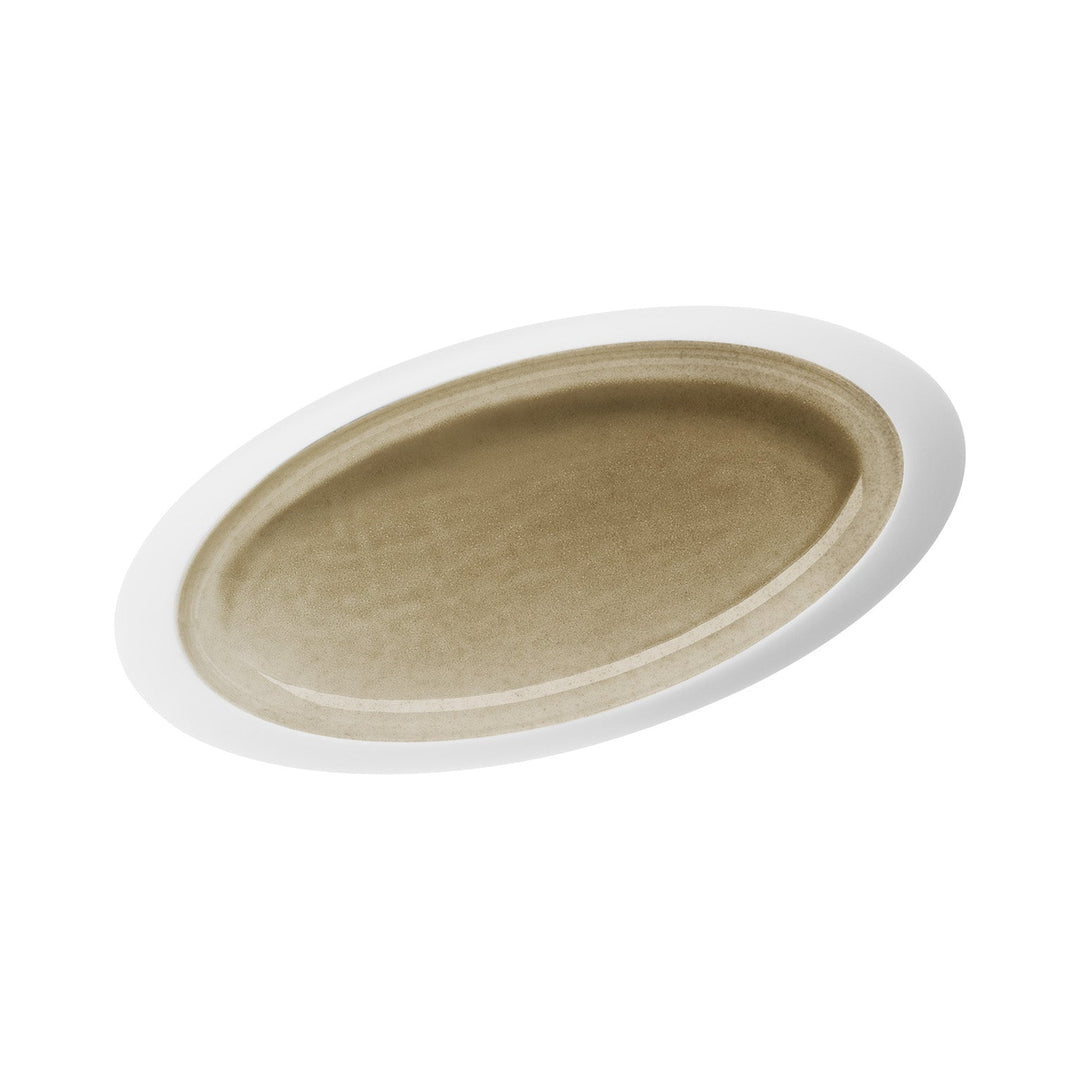 Eine ovale, leere Hering Berlin Ovale Platte Silent Brass Platte isoliert auf weißem Hintergrund.