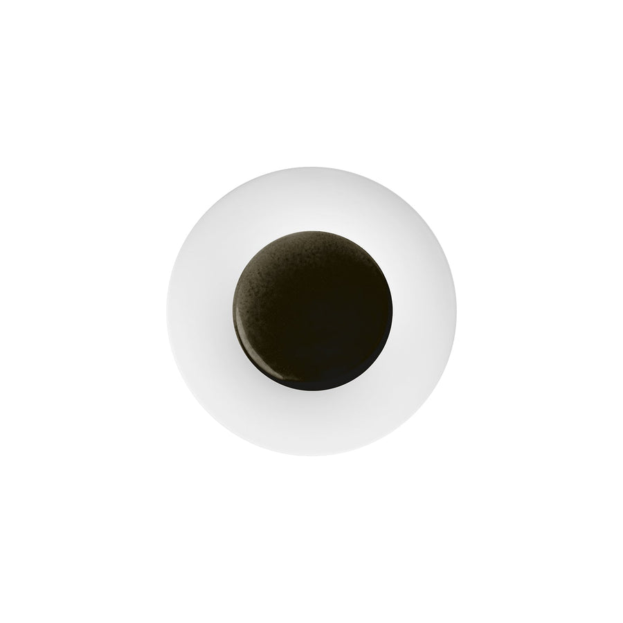 Ein Hering Berlin Kuchen- und Brotteller-Obsidian mit einer glänzenden schwarzen Oberfläche ist in der Mitte einer weißen kreisförmigen Begrenzung vor einem weißen Hintergrund angeordnet.