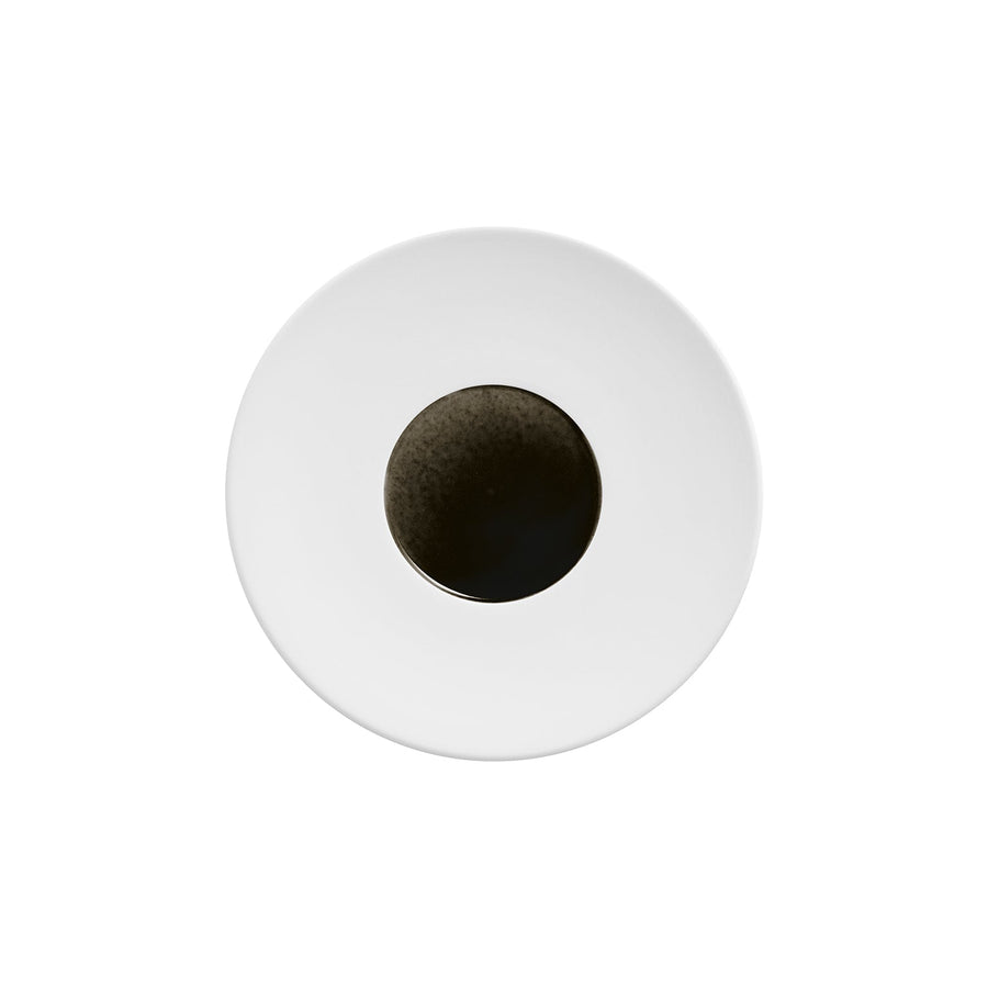 Ein runder weißer Hering Berlin Coupeteller-Teller mit einer einzelnen schwarzen Olive in der Mitte vor weißem Hintergrund.