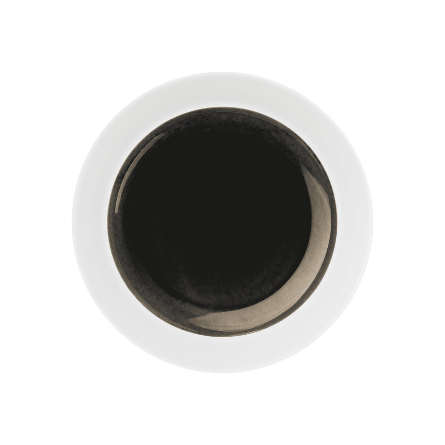 Draufsicht auf eine Tasse schwarzen Kaffee von Hering Berlin auf weißem Hintergrund.
