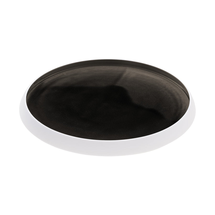 Ein Hering Berlin Rundes Tablett Obsidian mit schwarzer Oberfläche und weißem Rand, isoliert auf weißem Hintergrund.