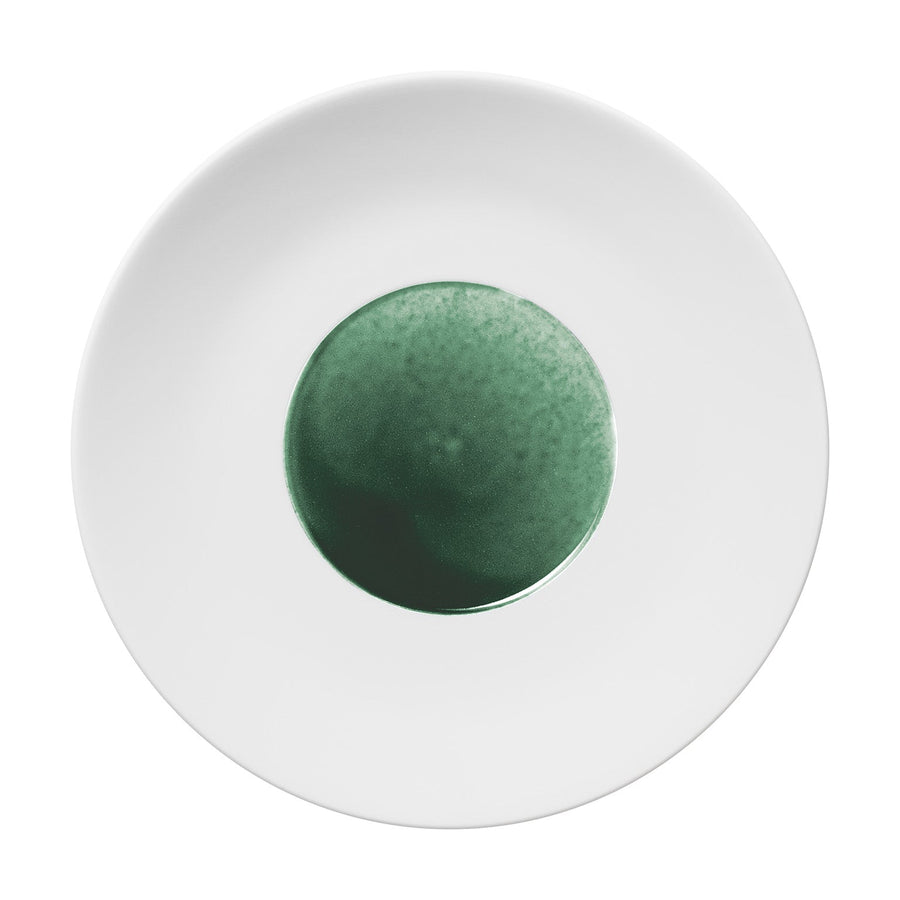 Ein einzelner grober Smaragd-Macaron mittig auf einem Hering Berlin Coupeteller-Teller.