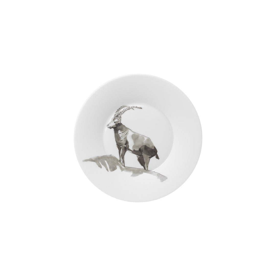 Auf einem weißen, runden Teller von Hering Berlin Kuchen- und Brotteller Piqueur Steinbock ist die Abbildung einer Ziege mit großen, gebogenen Hörnern abgebildet.