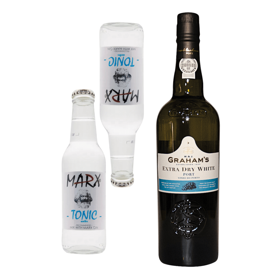 Drei Flaschen unterschiedlicher Größe und unterschiedlichen Inhalts vor weißem Hintergrund; von links nach rechts eine kleine Flasche mit der Aufschrift „Sylter Manufaktur Johannes King White Port“, eine mittelgroße Flasche mit „Malkh-Wasser“,
