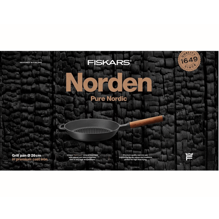 Eine Norden-Grillpfanne der Fiskars Group, 26 cm, aus hochwertigem Gusseisen, mit Holzgriff, präsentiert vor einem strukturierten schwarzen Hintergrund.