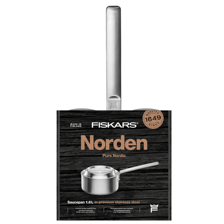 Verpackung des Fiskars Norden Steel Stieltopfs 1,8 l aus Edelstahl mit der Marke Fiskars Group, die einen Kochtopf mit 1,8 Liter Fassungsvermögen vor einem dunklen Hintergrund zeigt.