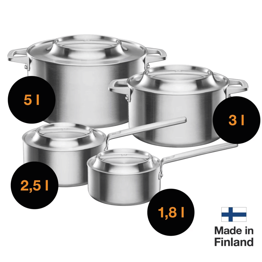 Ein Set aus vier Fiskars Norden Steel Stieltopf-Kochtöpfen mit Fassungsvermögen von 1,8 Liter, 2,5 Liter, 3 Liter und
Markenname: Fiskars Group