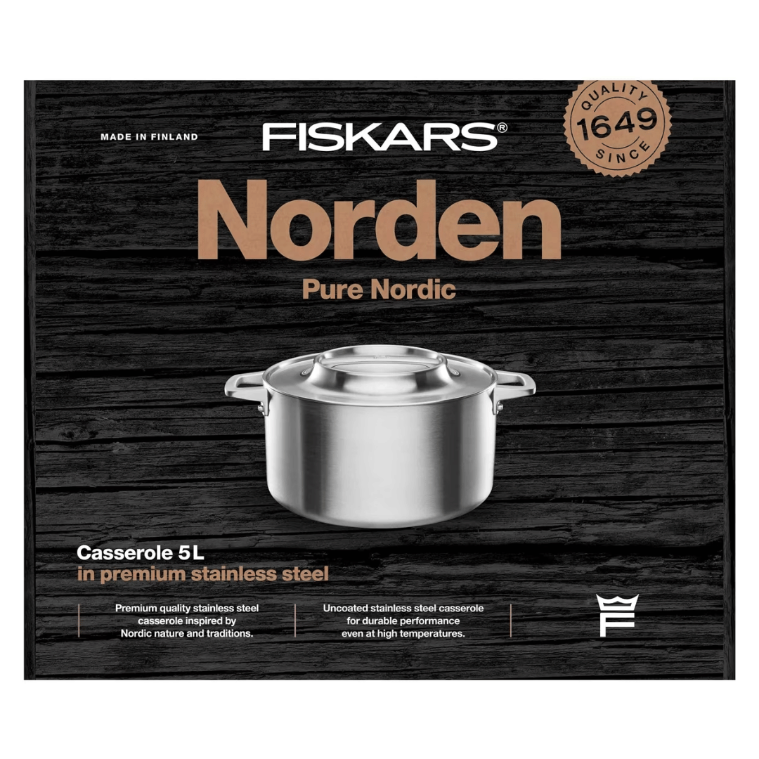 Produktverpackung für Fiskars Norden Steel Kasserolle, 5 l aus hochwertigem Edelstahl, präsentiert den Topf vor einem dunklen Holzhintergrund mit dem Text „Pure Nordic“ und dem Qualitätssiegel der Marke seit 1649. Marke: Fiskars Group