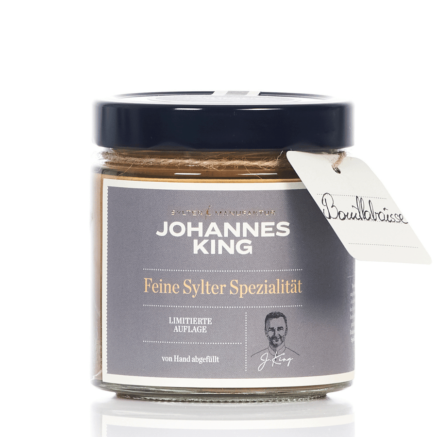 Ein Glas „Sylter Fischsuppe Bouillabaisse“ der Sylter Manufaktur, ein Gourmetprodukt in limitierter Auflage, mit einem Etikett mit Silhouettenporträt und Unterschrift.
