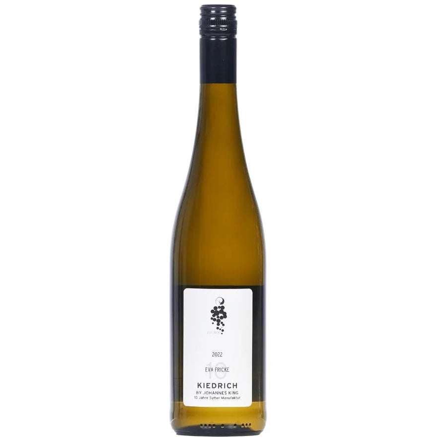 Eine Flasche 2022 Riesling Kiedrich von Johannes King, Trockenwein von Eva Fricke mit einem weißen Etikett mit einer Weinrebenillustration.