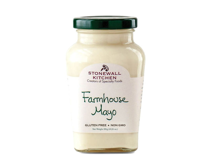 Ein Glas Sylter Manufaktur Exotisches BBQ-Set Mayo, gekennzeichnet als glutenfrei und gentechnikfrei, isoliert vor weißem Hintergrund mit einer Flasche Mango-Chili-Sauce.