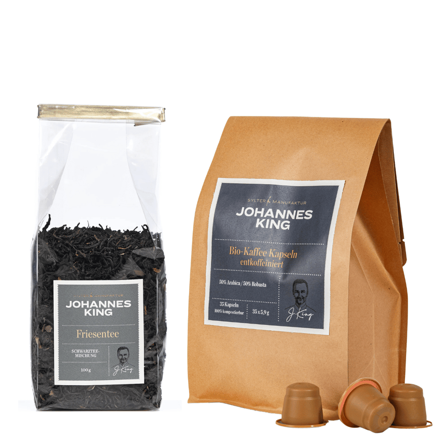 Eine Packung „Sylter Manufaktur Koffeinfreies Kaffeegeschenk“ lose Teeblätter neben einer Papiertüte mit der Aufschrift „bio-kaffee kapseln johannes king“ mit zwei kompostierbaren.