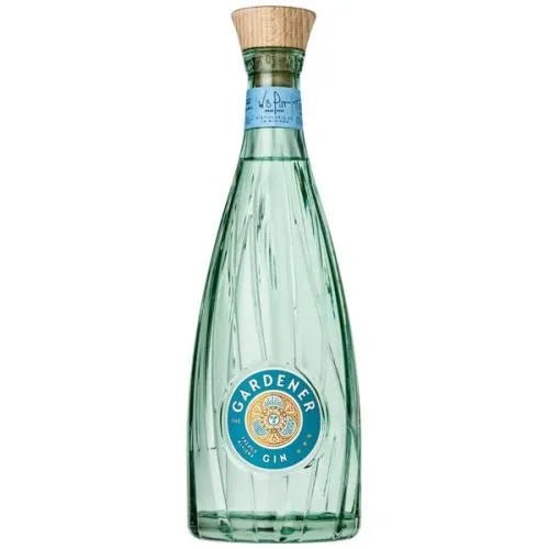 Eine Klarglasflasche mit strukturiertem Design, mit der Aufschrift „Französischer Bio-Gin“, einem Korkstopfen und einem überwiegend blau-goldenen Etikett in der Mitte.