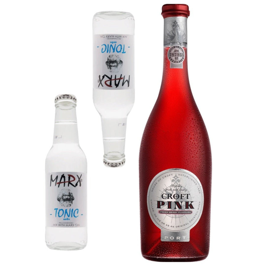 Drei Flaschen unterschiedlicher Größe und Etikette mit Sylter Manufaktur Pink Port Tonic - Set und klaren Getränken, aufrecht stehend vor weißem Hintergrund.