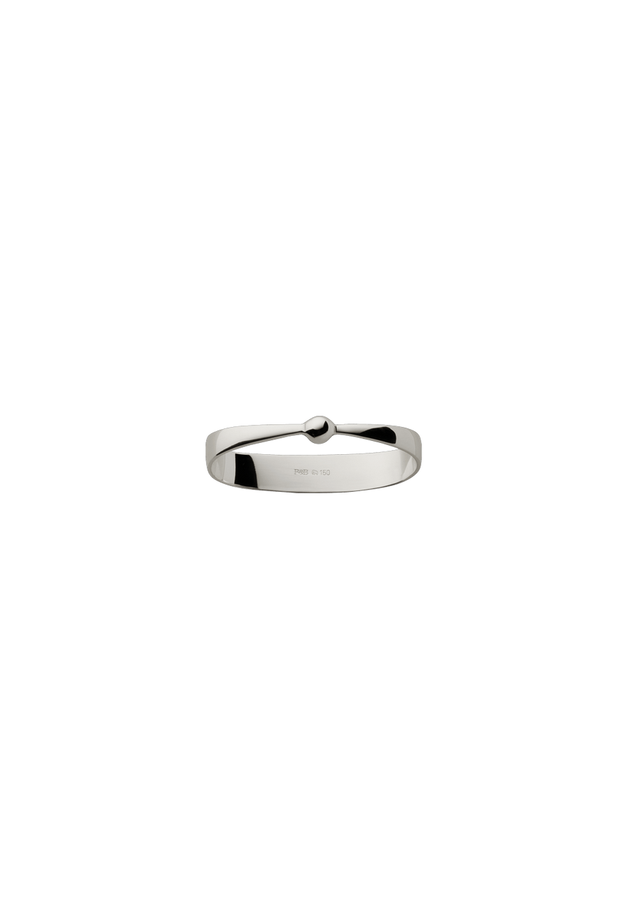 Vor einem einfarbig grünen Hintergrund präsentiert sich ein silberfarbener Robbe & Berking Gio 150 Serviettenring mit schlichtem Design und einer Aufschrift.