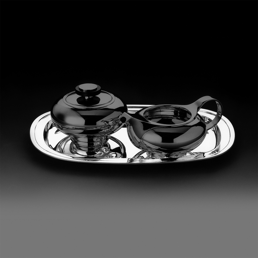 Ein Robbe & Berking Neue Form 925 Tablett 28 x 19,5 Set bestehend aus einer Teekanne und einer Zuckerdose auf einem passenden Tablett, präsentiert auf einem dunklen Hintergrund.