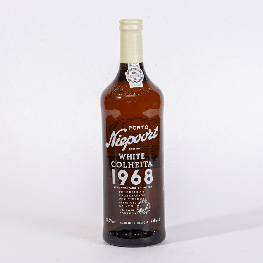 Eine Flasche 1968 Niepoort Colheita White Abgef. 2022 0,75 Wein vor weißem Hintergrund.