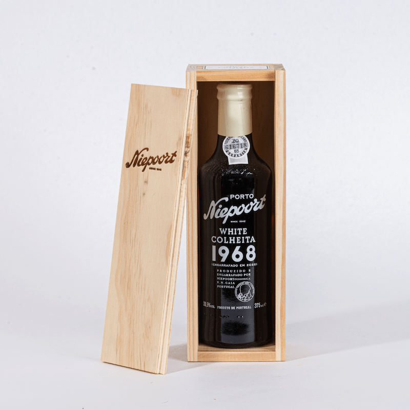 Eine Flasche Niepoort 1968 Colheita White Abgef. 2022 0,75 Wein präsentiert in einer Holzkiste.