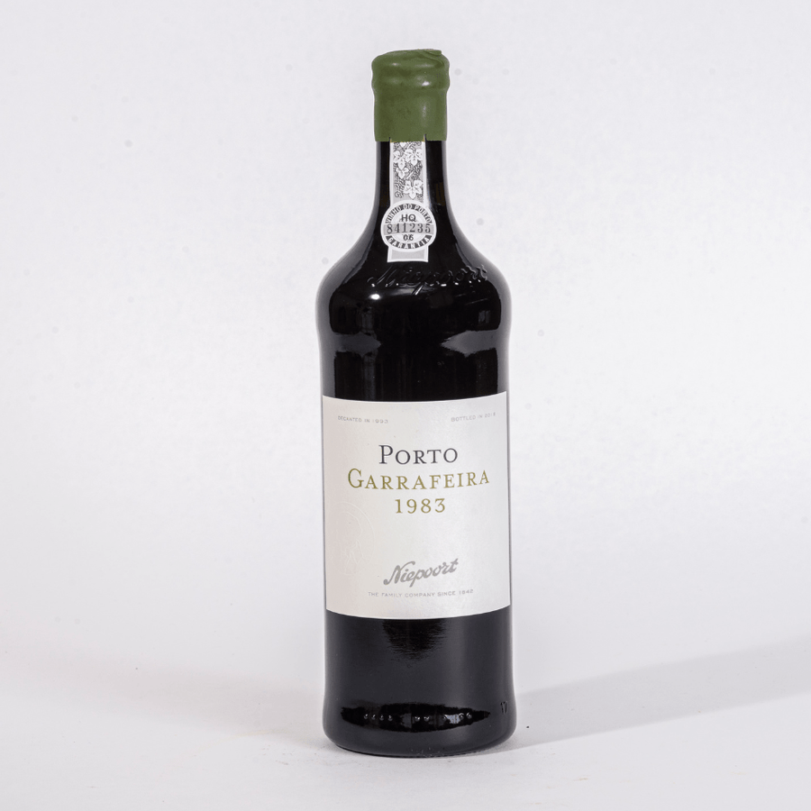 Eine Flasche Niepoort Garrafeira 1983 0,75 l Wein von Niepoort vor einem weißen Hintergrund.