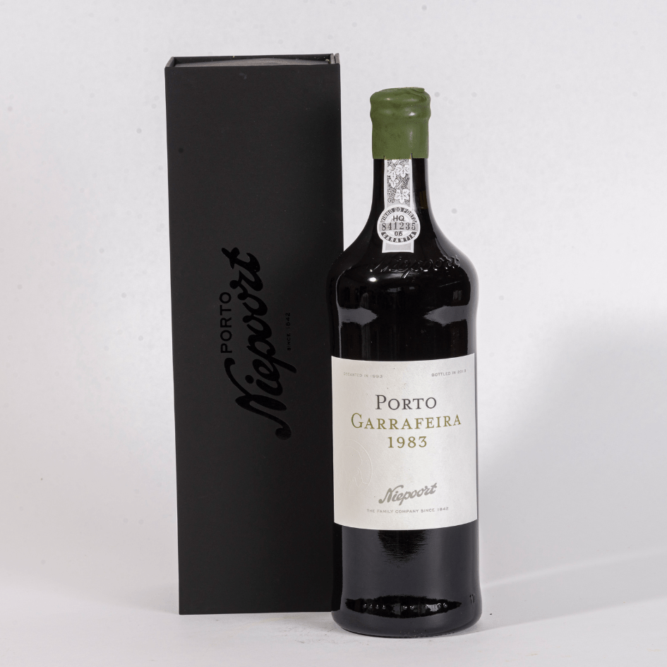 Eine Flasche Niepoort Garrafeira 1983 0,75l Wein neben der Verpackung.