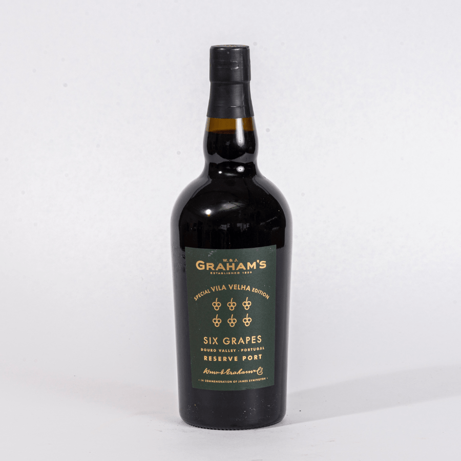 Eine Flasche Graham's Six Grapes Villa Velha 0,75l Portwein mit dunklem Etikett vor weißem Hintergrund.