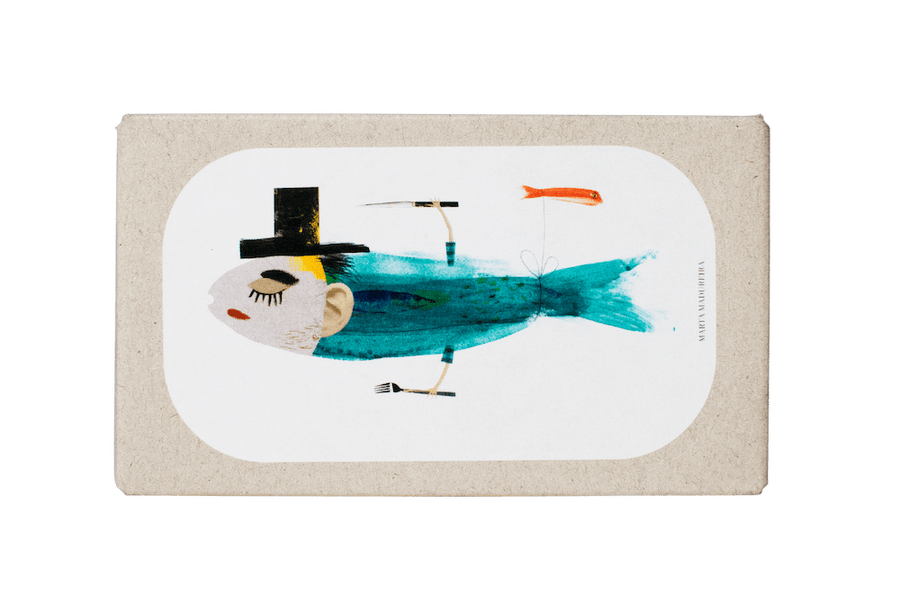 Eine Illustration eines Fisches mit Zylinder und Monokel, Schnurrbart, Fliege und Gehstock, dargestellt im skurrilen Stil von Jose Gourmet auf einer beigen Sardinen in Tomatensoße.