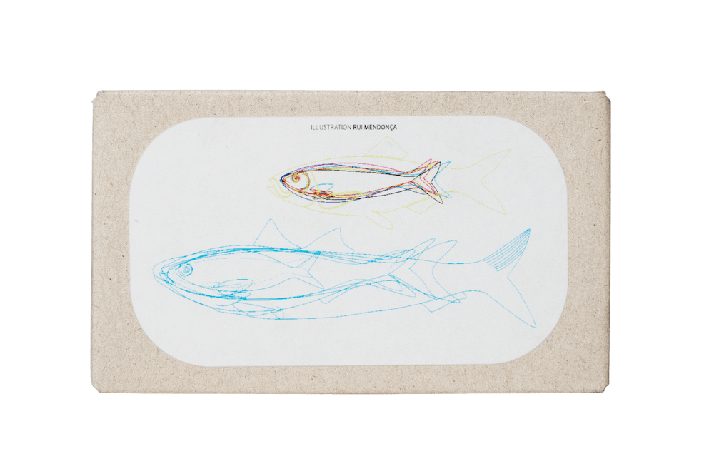 Ein Untersetzer mit zwei Skizzen von Kleine, pikante Sardinen in Olivenöl, eine in Farbe und eine in blauer Umrandung, mit dem Text „Illustration: miekoya“ über der farbigen Skizze. Markenname: Jose Gourmet