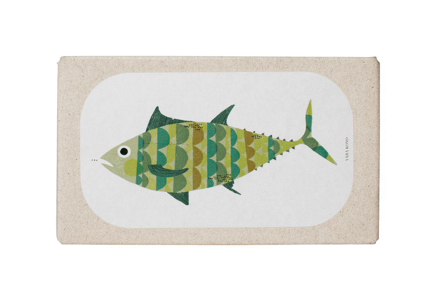 Eine grafische Illustration eines Thunfischfilets in Olivenöl mit Mustern auf beigem Hintergrund, präsentiert wie ein Muster auf einem Passepartout, erinnert an portugiesische Fischkonserven.