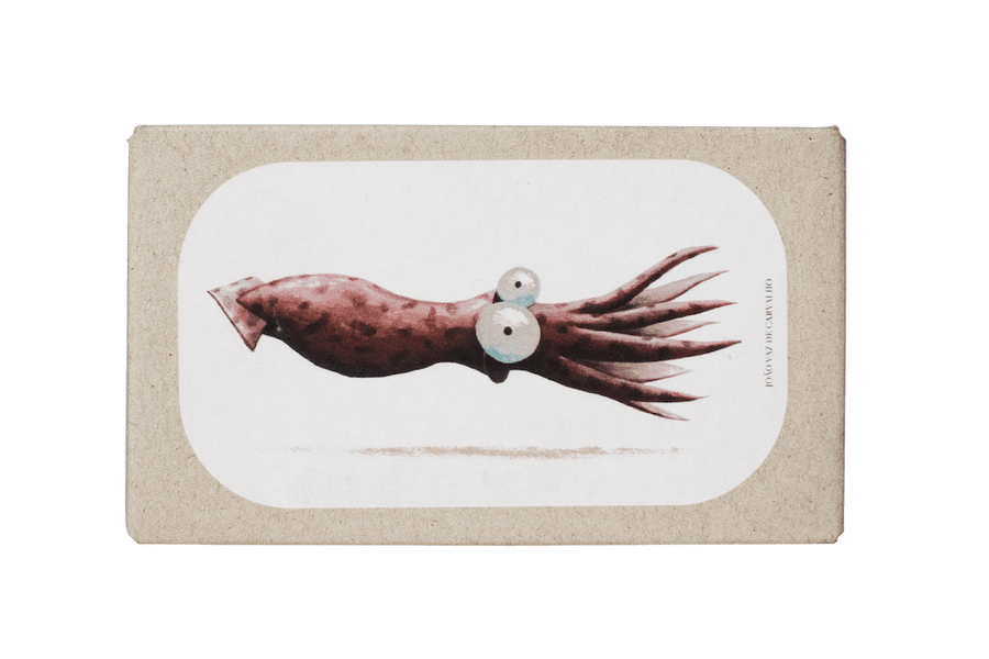 Eine Illustration von Jose Gourmets Gefüllte Kalmartuben (Tintenfisch) in Ragoutsauce auf beigem Hintergrund, zentriert in einem weißen ovalen Rahmen auf einer rechteckigen Karte.
