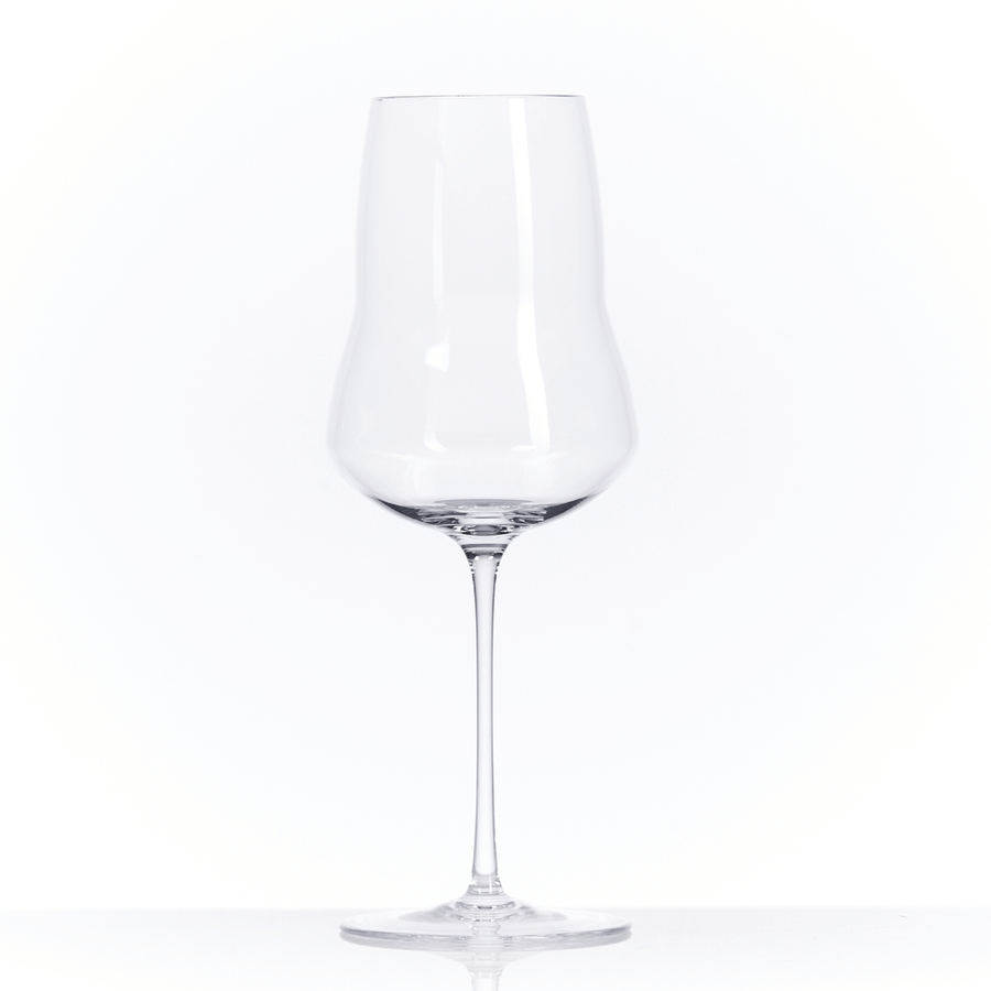 Ein leeres, klares Hering Berlin Portweinglas, isoliert vor einem weißen Hintergrund.