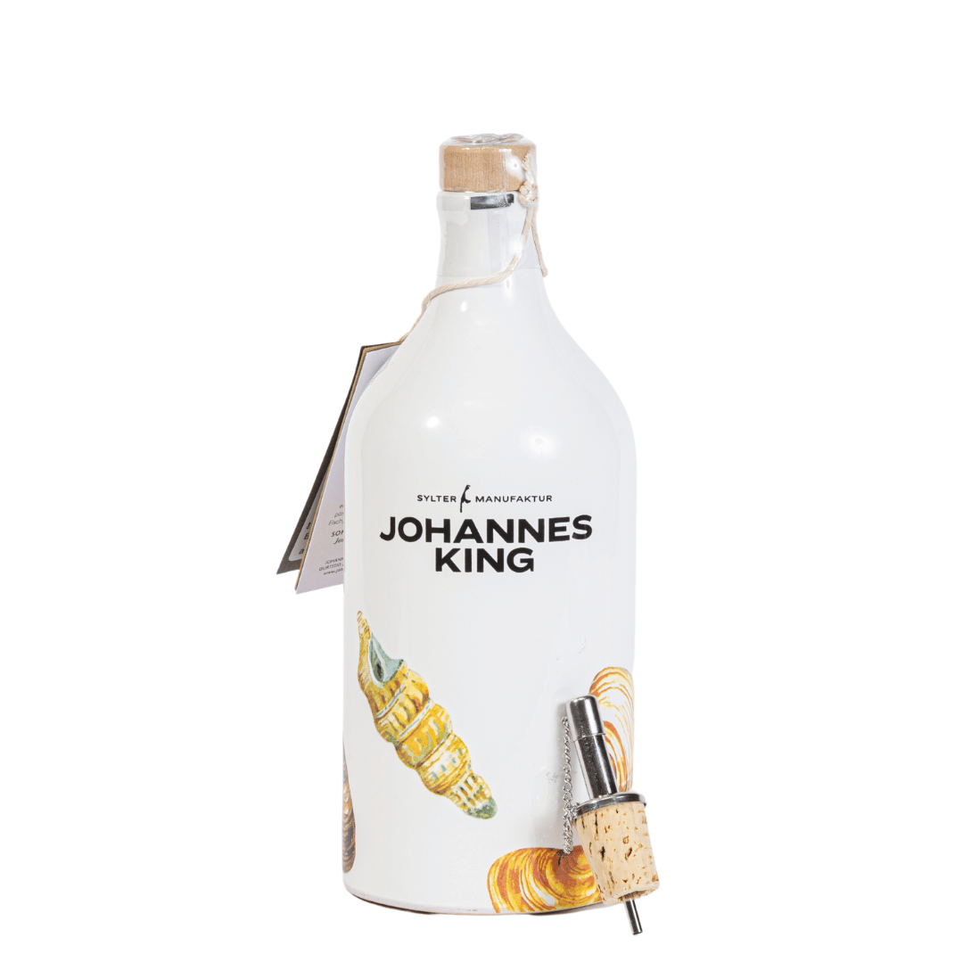Eine Flasche Spirituose der Marke Johannes King mit Korken und einem Etikett mit Croissants und einem Viani-Ausgießer.