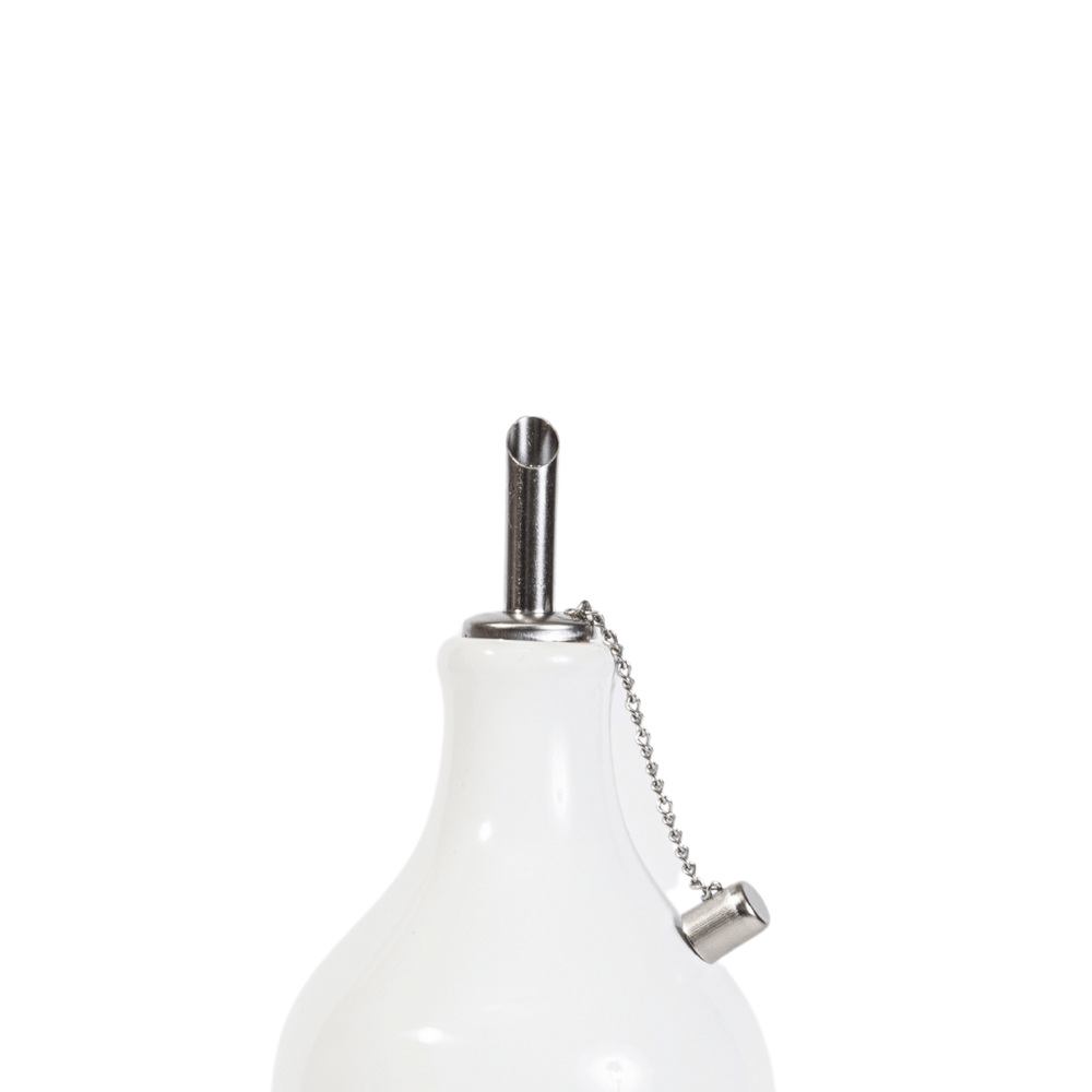 Eine Öllampe aus weißem Porzellan mit einem Ausgießer aus Metall von Viani und einer Kappe, die an einer Kette befestigt ist, isoliert auf weißem Hintergrund.